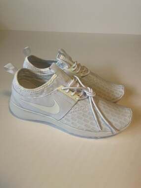 Nike Juvenate White/Pure Platinum Women's Sneakers